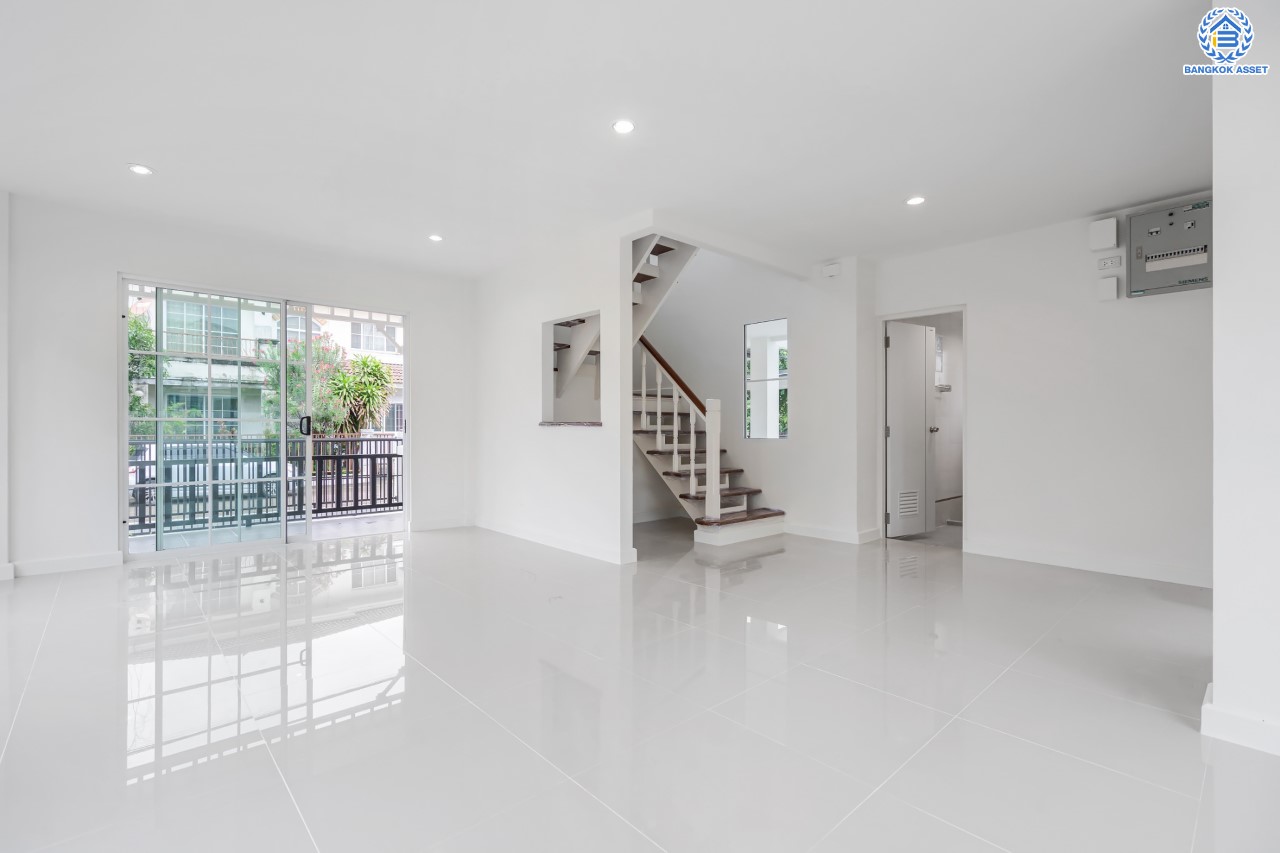 บ้านมือสองตกแต่งใหม่ ม.ชลลดา วัดลาดปลาดุก หลังมุม คุณภาพระดับ L&H บนเนื้อที่ 57.6 ตร.ว. ฟังก์ชัน 3 ห้องนอน 2 ห้องน้ำ 2 ที่จอดรถ บนทำเลศักยภาพ เพียง 15 นาทีถึง เซ็นทรัลเวสท์เกต ใกล้รถไฟฟ้าสายสีม่วง "สถานีคลองบางไผ่"...